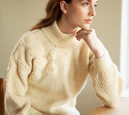 свитер с цветочноый вышивкой описание