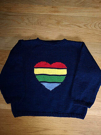 вязаный детсвий свитер с узором сердце