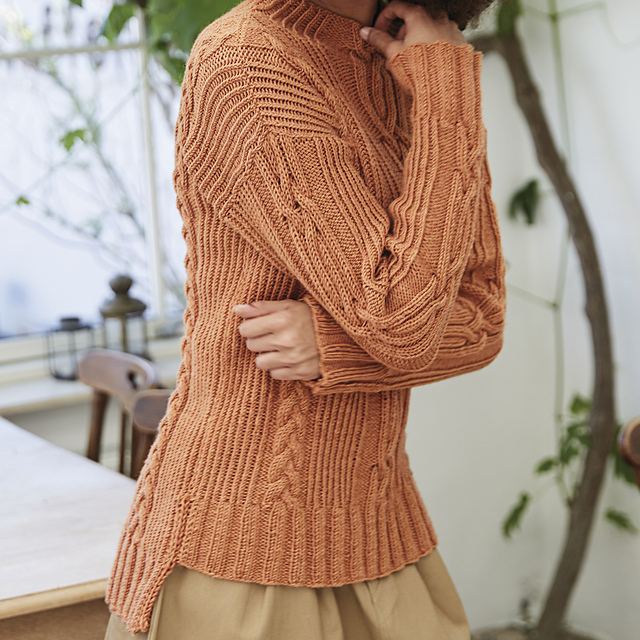 модный свитер с аранами
