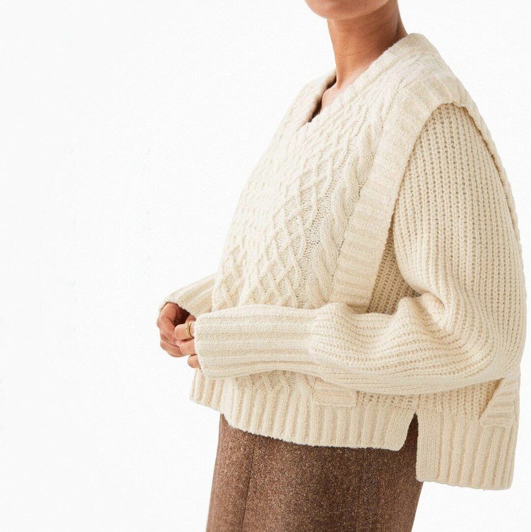 20 стильных свитеров спицами и схемы к ним